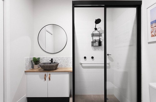 Currumbin House | Guest Abode - walk to beach and Currumbin wildlife sanctuary