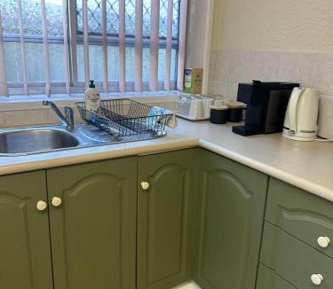 Mount Keira House | Guest suite-2 beds,private entry, bathroom & laundry