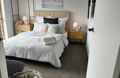 Westmeadows Apartment | Guest Suite with Private Entry- 6 mins to Airport