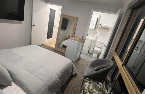 Westmeadows Apartment | Guest Suite with Private Entry- 6 mins to Airport