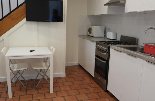Earlwood House | Guesthouse with Pool & BBQ - 10 kms from CBD