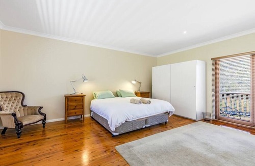 Leura House | Gumview Cottage - Bush/Fireplace/Wildlife at Door