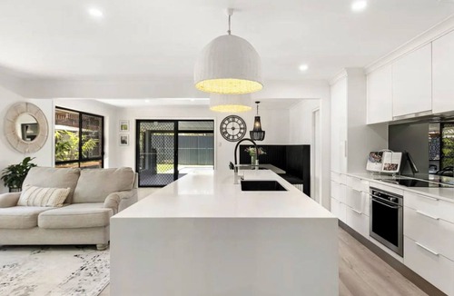 Pimpama House | Hampton Holiday Home with Pool, BBQ & 10 min drive to Theme Parks!