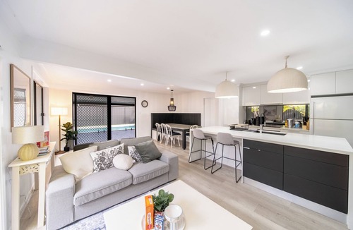 Pimpama House | Hampton Holiday Home with Pool, BBQ & 10 min drive to Theme Parks!