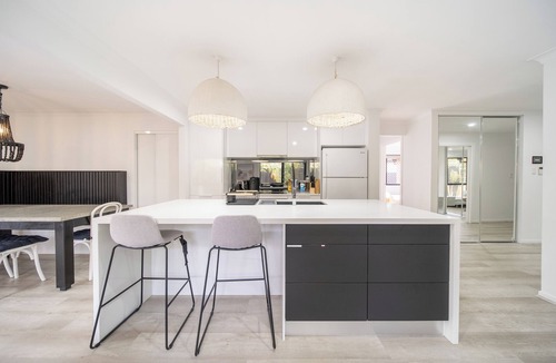Pimpama House | Hampton Holiday Home with Pool, BBQ & 10 min drive to Theme Parks!