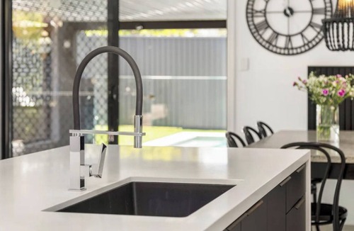 Pimpama House | Hampton Holiday Home with Pool, BBQ & 10 min drive to Theme Parks!