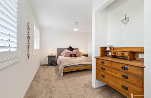 Malua Bay House | Hamptons Hideaway Walk to Beach & WiFi