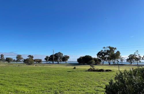 Lake Boga Hotel | Happy Wanderer Motel Lake Boga ON THE LAKE WITH LAKE VIEWS