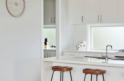 Clifton Springs House | Harbour Horizons Balcony BBQs and Calm Water Views