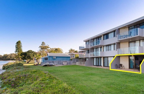 Soldiers Point Apartment | Harbourside, 4/3-7 Soldiers Point Road - ground floor on the waterfront