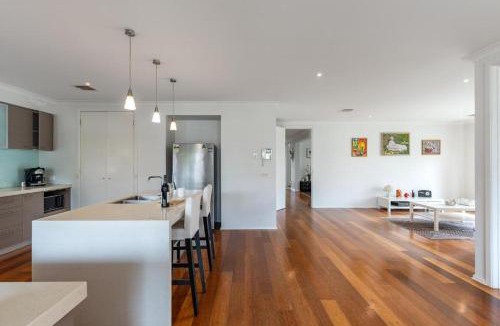 Narre Warren South House | Haven Home Art Spring