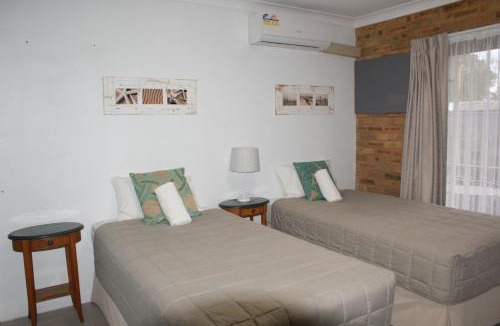 Hawks Nest Hotel | Hawks Nest Motel