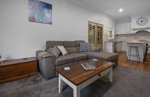 North Wagga Wagga House | Hayes Corner Cottage - Short Drive to CBD, Private