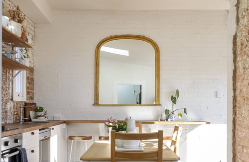 Goulburn House | Hazel House is ideally located in a quiet neighbourhood with open fire place