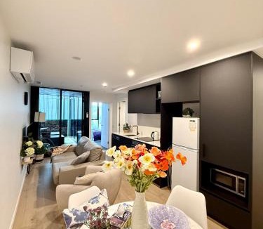 Reid Apartment | Heart of CBD Stylish 2BR Apt-Quiet-pool-view-BBQ