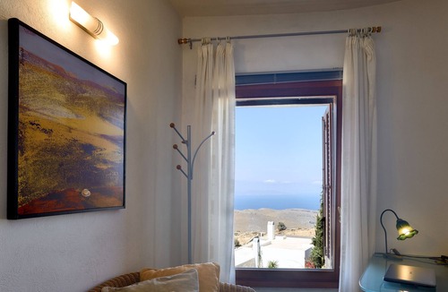 Kea House | Hearty Pool - Comfortable Accommodation with Pool and Sea Views
