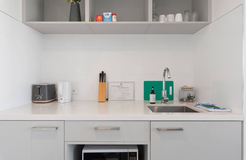 Milton Apartment | Hearty Studio Apartment, Milton Brisbane