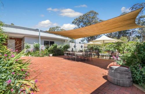 Heathcote Villa | Heathcote Holiday Farmstay 5-BRM Villa with Pool BBQ