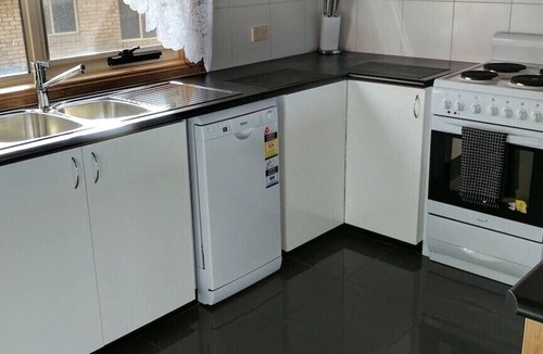 Hellyer Hotel | HELLYER SANDS fully self contained holiday house