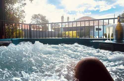 Stanthorpe Cottage | Heritage Cottage with Hot Tub in Wine Country