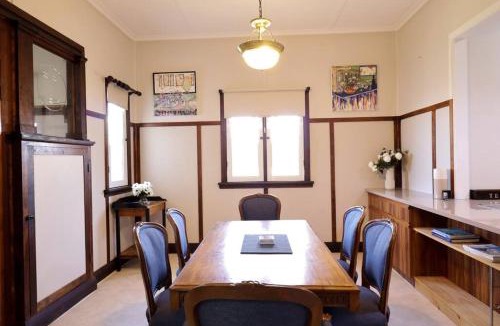 Tenterfield House | Heritage Home with BBQ & Outdoor Fire Pit