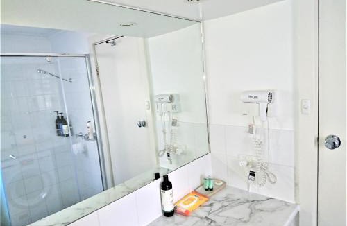 Glenelg Apartment | Hi 5 Glenelg Studio Apartment