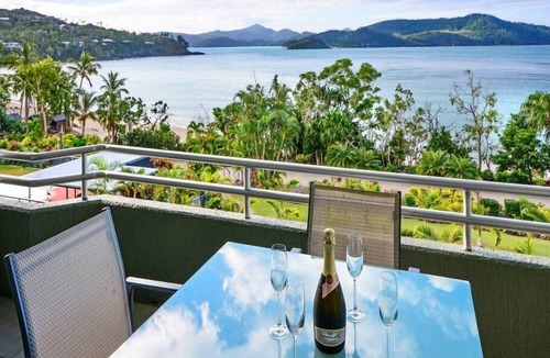 Hamilton Island Apartment | Hibiscus Lodge 208, Beachfront Apartment on Hamilton Island