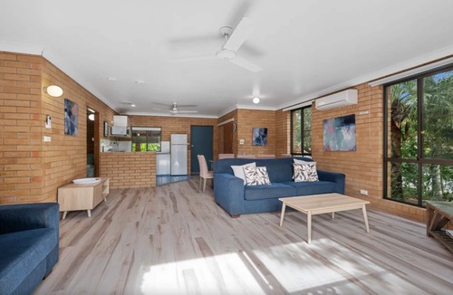Korora House | Hibiscus Tropic Lodge - A Relaxing Coastal Escape!