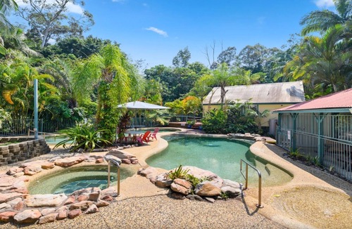 Korora House | Hibiscus Tropic Lodge - A Relaxing Coastal Escape!