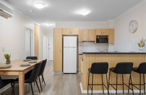 Adelaide Central Business District Apartment | Hidden Gem of CBD - 3BR Apt-Free Parking-WiFi