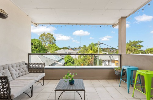 New Farm Apartment | Hidden in New Farm ~ 1 Bed/1 Bath/1 Car/Views