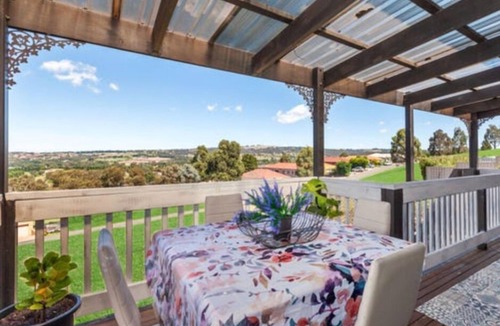 Wallan House | Hidden Valley Victoria -tuscany Vibe - Entire House - Near Golf Course & Trails