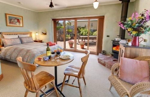 Harcourt North Bed & Breakfast | Hideaway in the Hills . MillDuck StrawBale B&B