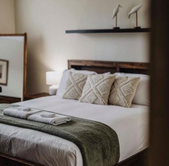 Glenroi House | Hideaway on Edward - Walk to Town
