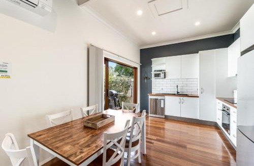 Yamba House | High Fives - In The Heart of Town and Pet Friendly