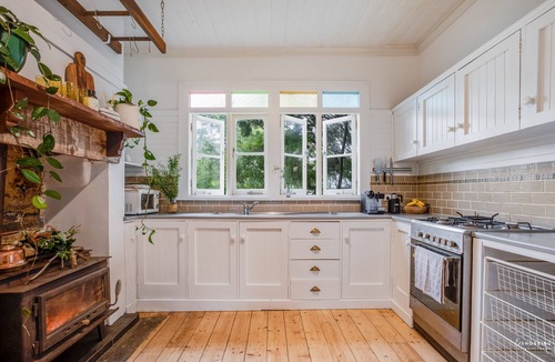 Leura House | Highland Cottage with Indoor Fireplace - Modern Country Life in Leura