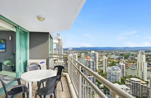 Surfers Paradise Apartment | Highrise Seaview Modern 3-Bedroom Apartment in the Heart of Surfers Paradise !