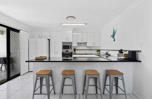 Emu Park Apartment | Hill Street Hideaway - Pet Friendly