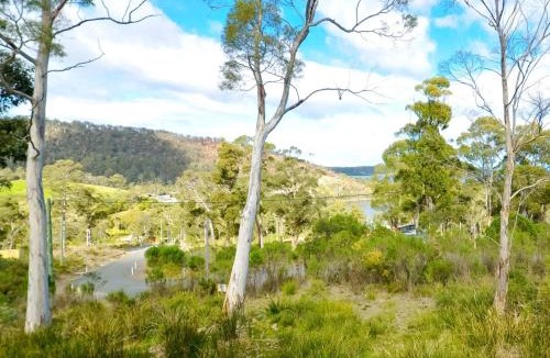 Nubeena House | Hill Top Retreat