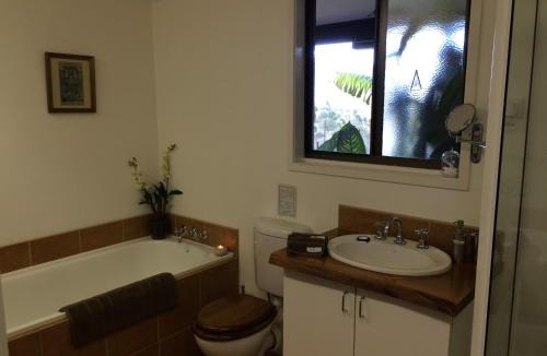 Upper Crystal Creek Bed & Breakfast | Hillcrest Mountain View Retreat