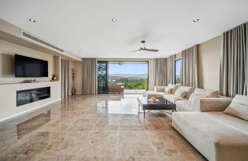 Woombye House | Hillside Hideaway - Hinterland Escape with Panoramic Views