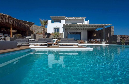 Elia Villa | Hillside Villa Infinity Pool, Gym & Jacuzzi