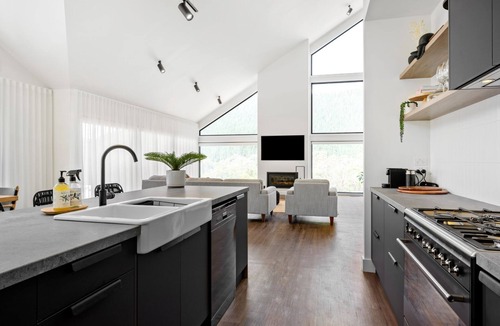 Bright House | Hilltop at Bright - Luxury in High Country Victoria