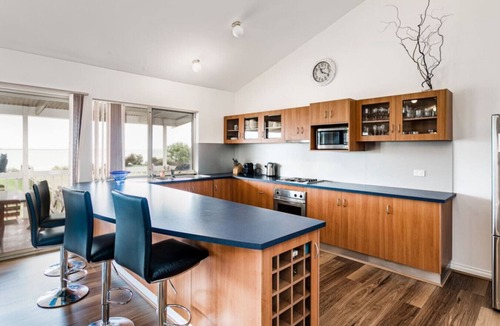 Nangkita House | Hindmarsh Hideaway- Waterfront, pet friendly, NBN,