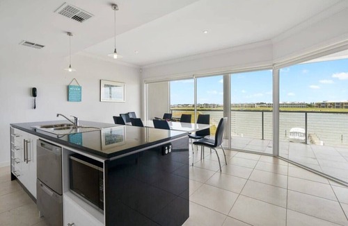 Nangkita House | Hindmarsh Island - Waterfront Luxury, Wi-Fi, Linen