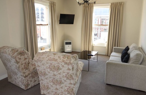 Sullivan's Cove Apartment | Historic gasworks apartment unit 8