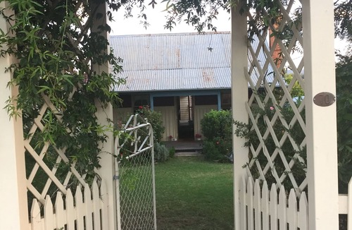 Texas Cottage | Historical workers cottage in the Main Street of Texas