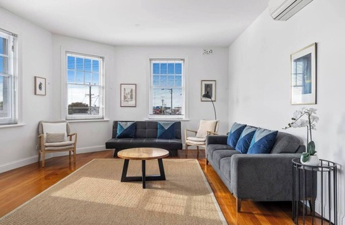 North Hobart Apartment | Hobart Character Scenic Views in Bustling Locale