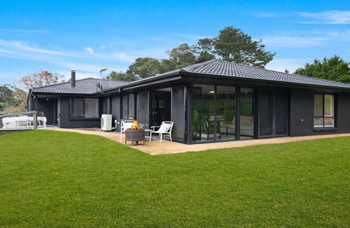 Robertson House | Hoddle Lane – rural views, fireplace and air conditioning