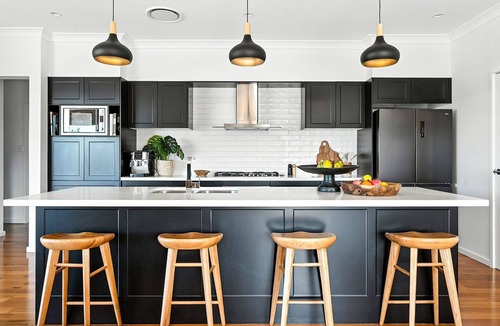 Berry House | Holiday Crescent – Spacious, stylish retreat with pool, perfect